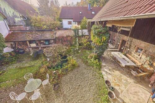 ....Blick in den Wohngarten - 