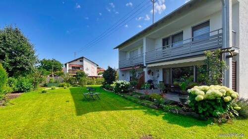 Grundstück, Hofansicht - Zwei gepflegte Doppelhaushälften mit Anbaupotenzial - mittelfristige Bezugsfreiheit in Aussicht