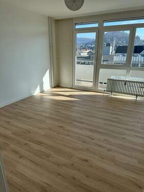 Helles Wohnzimmer mit Aussicht - 