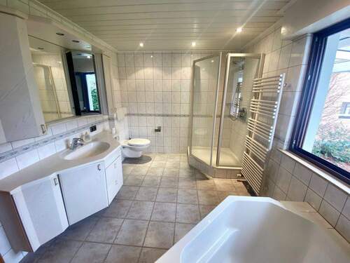 großzügiges Hauptbad - 