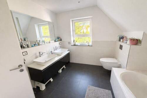 Moderne Badezimmergestaltung bei Tageslicht.jpeg - 5 Zimmer Einfamilienhaus zum Kaufen in Wiesbaden