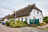 508_01 - Reserviert, Wusterhusen, DHH nahe der Ostsee, Reetdach, Grdstk. ca. 860 m², Wfl ca. 121 m², 4 Zimmer, Kaminofen, 2 Bäder, Carport, elektrisches Tor, g