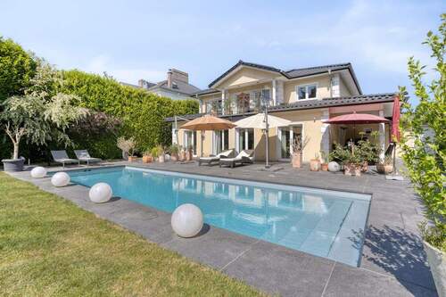 Pool - Einfamilienhaus mit 274,40 m&sup2; in Meerbusch zum Kaufen