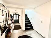 Eingangsbereich - Familienfreundliches Haus mit 6 Zimmern, Garage und Terrasse
