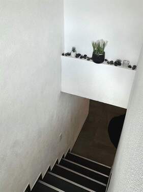 Treppenabgang mit dekorativem Akzent - 