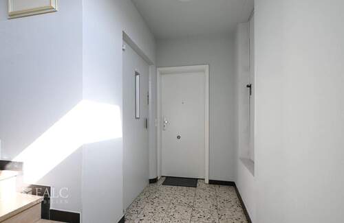 Wohnungseingang - 2 Zimmer Etagenwohnung zum Kaufen in Köln