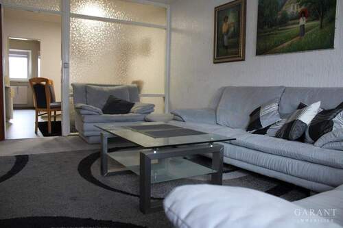 Wohnzimmer Teilansicht - Investieren in Betongold - 3 Zimmer-Wohnung mit Balkon und Außenstellplatz sucht neuen Investor!