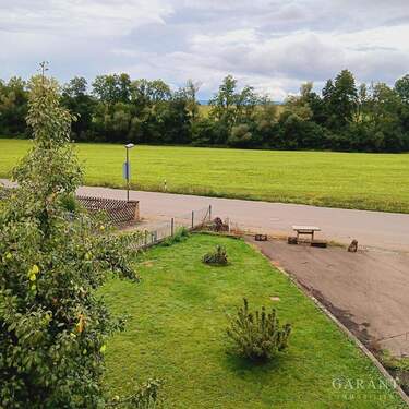 Ansicht zur Straße - Haus mit zwei Wohneinheiten - 450.000,00&nbsp;EUR Kaufpreis, ca.&nbsp; 130,00&nbsp;m&sup2;&nbsp;Wohnfl&auml;che