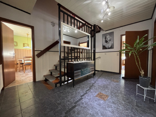 Flur - 7 Zimmer Einfamilienhaus in Neuenrade