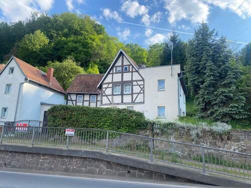 Ansicht auf das Fachwerkahsu mit Anbau - Ideal für Handwerker! Fachwerkhaus zum Sanieren in Klipphausen