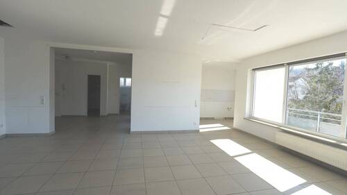 Wohn-Esszimmer mit mit Blick zur Diele und halboffenen Küche - 