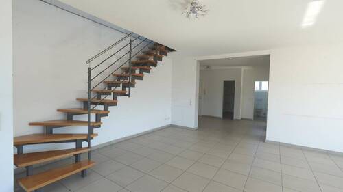 Wohnzimmer mit Treppe zum Dachgeschoss - 