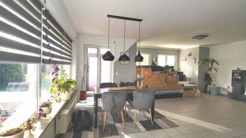 Wohnzimmer mit Zugang zur Terrasse - 