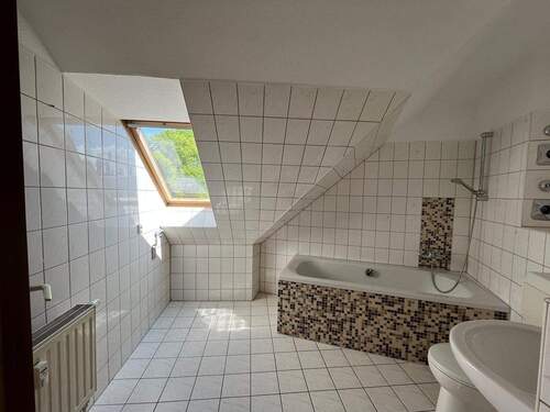Badezimmer Bild 2 - Einzigartige Dachgeschosswohnung sucht Liebhaber