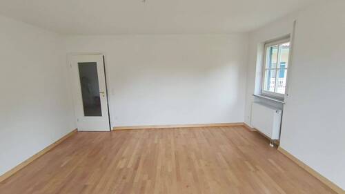 Wohnzimmer vom Balkon aus - Etagenwohnung mit 79,30 m&sup2; in Bayerisch Gmain zum Kaufen