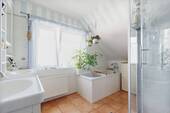 Badezimmer im Obergeschoss mit Doppelwaschtisch, Wanne und Dusche - 