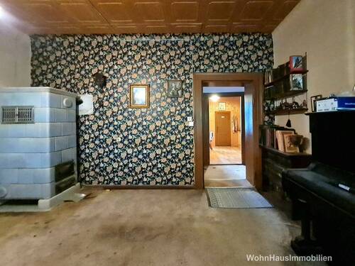 Wohnzimmer im Erdgeschoss mit Blick zur Küche - 