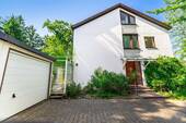 Hauseingang und Garage - Doppelhaushälfte mit 132,70 m² in Vaterstetten zum Kaufen