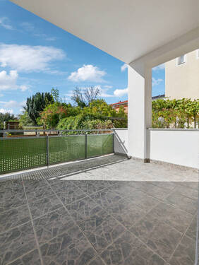 Innenansicht Balkon - Neustadt Sa.: 2-R-W (61 m2) mit Balkon bietet flexibles Raumkonzept, helles Wohnklima & ideale Lage