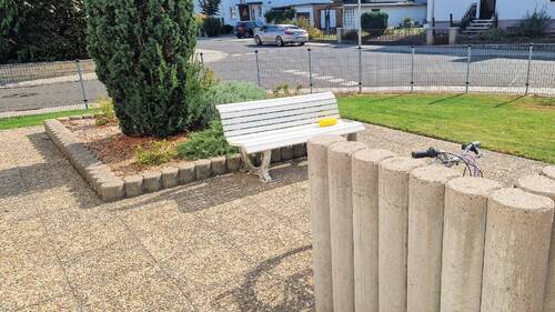 Vorgarten - Gepflegtes Mehrfamilienhaus mit Balkonen und Stellplätzen