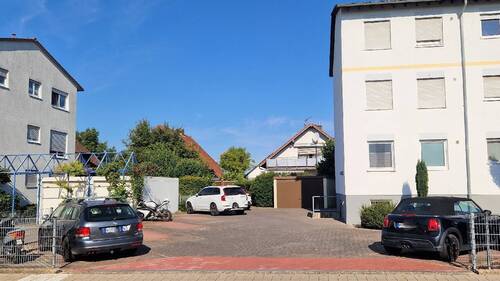 Hof und Stellplätze - 