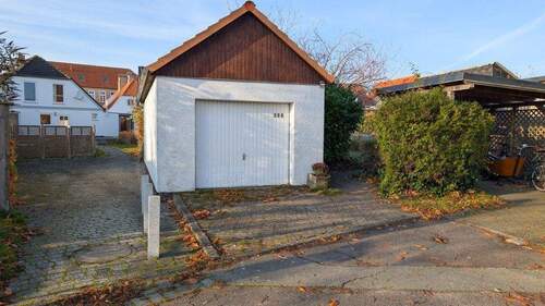 Garage und Carport auf der Rückseite - Mehrfamilienhaus, Wohnhaus mit 173,00 m&sup2; in Arnis zum Kaufen