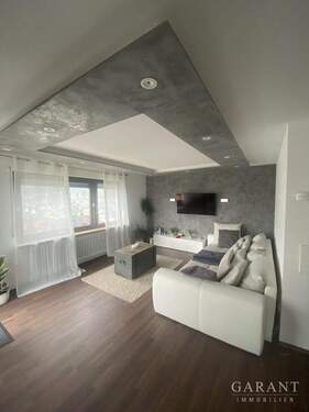 Wohnzimmer - Panoramablick inklusive - stilvolle 2-Zimmer-Eigentumswohnung mit Balkon und Garage