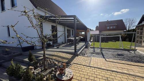 Blick auf die überdachte Terrasse - 