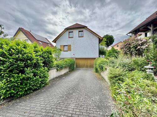Garageneinfahrt Hausrückseite - 