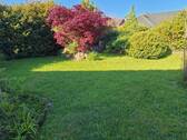 großer, begrünter Garten - 