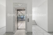 Treppenhaus mit Aufzug - 