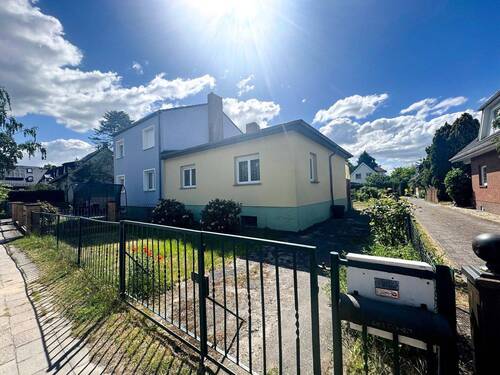 Blick auf Haus und Grundstück.jpg - Sanierungsbedürftiges, unterkellertes Haus und Nebengelass mit Ausbaureserve auf 540m²