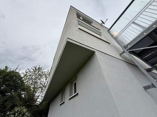 Links Sicht zum Garten, Rechts Seitenansicht Haus - 