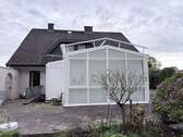 Hausansicht mit Wintergarten - 