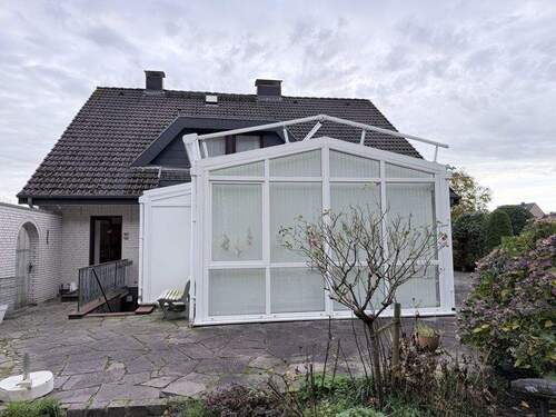 Hausansicht mit Wintergarten - 