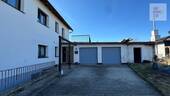 Zufahrt zum Haus mit Doppelgarage - 