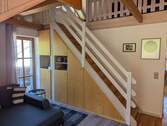 Wohnzimmer mit Einbauschränken - Helle Dachgeschosswohnung mit Garten und Doppelcarport - Ohne Maklerprovision!