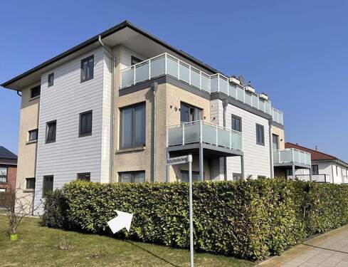 Hausansicht - Moderne 3-Zimmer-Wohnung mit Terrasse in Husum