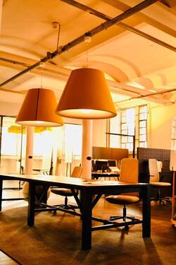 Erdgeschoß - Großzügige Arbeitsplätze im historischen Backsteinbau - Coworking fix