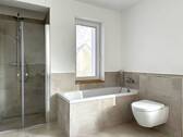 Tageslichtbad mit Badewanne und Dusche Obergeschoss - 