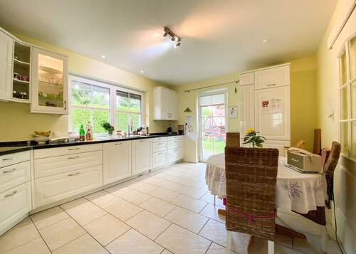 Großzügige Küche - 