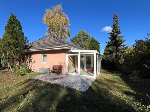 Vorgarten - Dieses barrierefreie gemütliche Haus mit Wintergarten sucht neue Bewohner