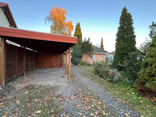 Zufahrt mit Carport - 3 Zimmer Bungalow in Groß Köris