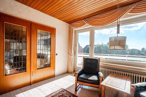 Großzügige Diele mit Zutritt zum Balkon - 