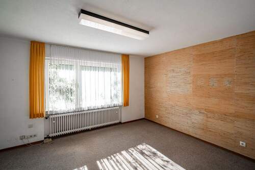 ... sowie ein weiteres wohnlich ausgebautes Zimmer - 