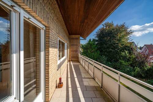 Die Fläche ist von Diele und Wohnzimmer begehbar. - 