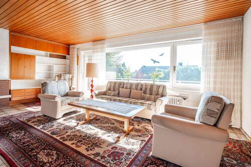 Wohnzimmer mit Panoramafenster - 7 Zimmer Einfamilienhaus zum Kaufen in Steinhagen