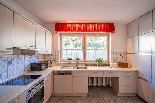 Die Küche bietet viel Platz. - 