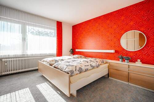 Das Elternschlafzimmer besitzt einen Einbauschrank - 