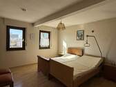 Schlafzimmer EG - 6 Zimmer Mehrfamilienhaus, Wohnhaus in Nochern
